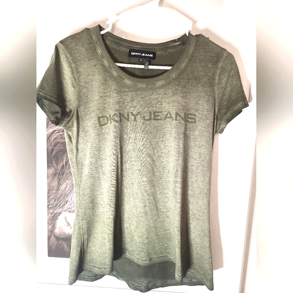 DKNY- NEW Scoop Neck Tee - Small / Green